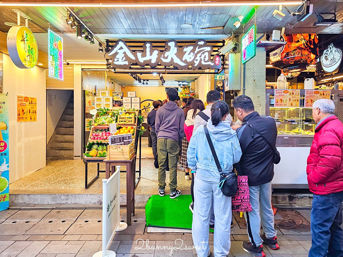 【金山大碗螃蟹】金山老街美食！大碗海鮮粥、萬里蟹澎湃上桌，排隊也要吃 @兔兒毛毛姊妹花
