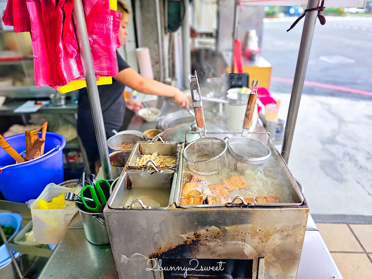 【六號碼頭麵店五層豬腸湯】基隆美食推薦｜10元滷肉飯、黑白切銅板價必吃 @兔兒毛毛姊妹花