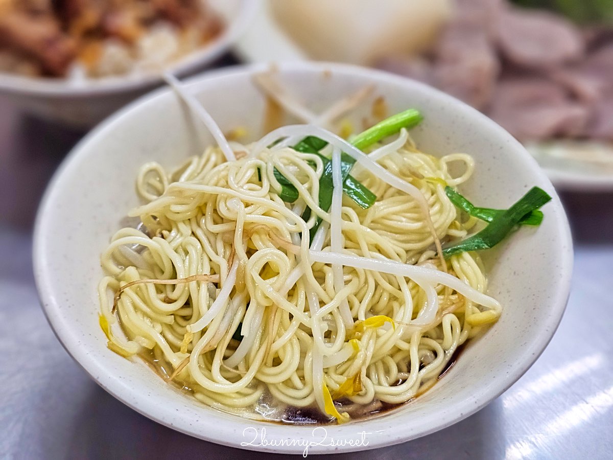 【六號碼頭麵店五層豬腸湯】基隆美食推薦｜10元滷肉飯、黑白切銅板價必吃 @兔兒毛毛姊妹花