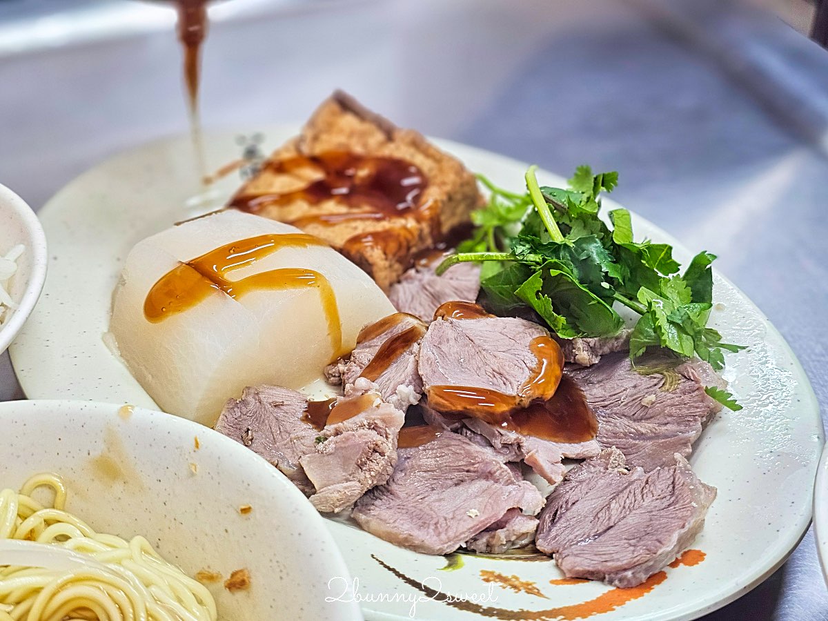 【六號碼頭麵店五層豬腸湯】基隆美食推薦｜10元滷肉飯、黑白切銅板價必吃 @兔兒毛毛姊妹花