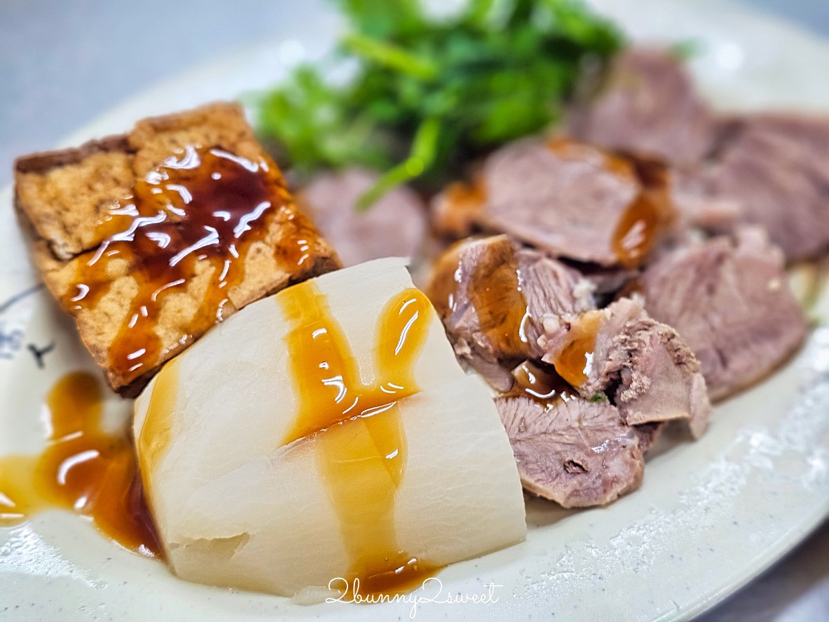 【六號碼頭麵店五層豬腸湯】基隆美食推薦｜10元滷肉飯、黑白切銅板價必吃 @兔兒毛毛姊妹花