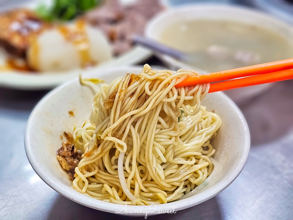 【六號碼頭麵店五層豬腸湯】基隆美食推薦｜10元滷肉飯、黑白切銅板價必吃 @兔兒毛毛姊妹花