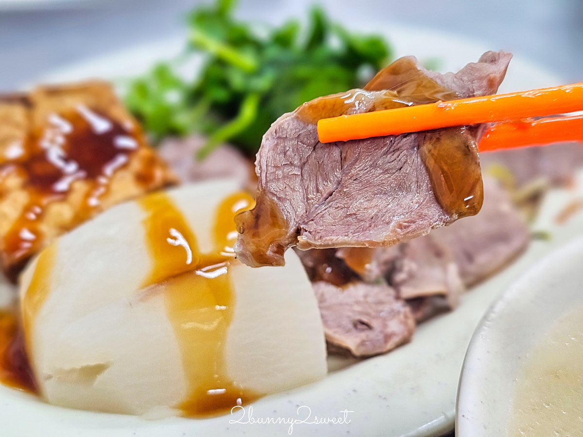 【六號碼頭麵店五層豬腸湯】基隆美食推薦｜10元滷肉飯、黑白切銅板價必吃 @兔兒毛毛姊妹花