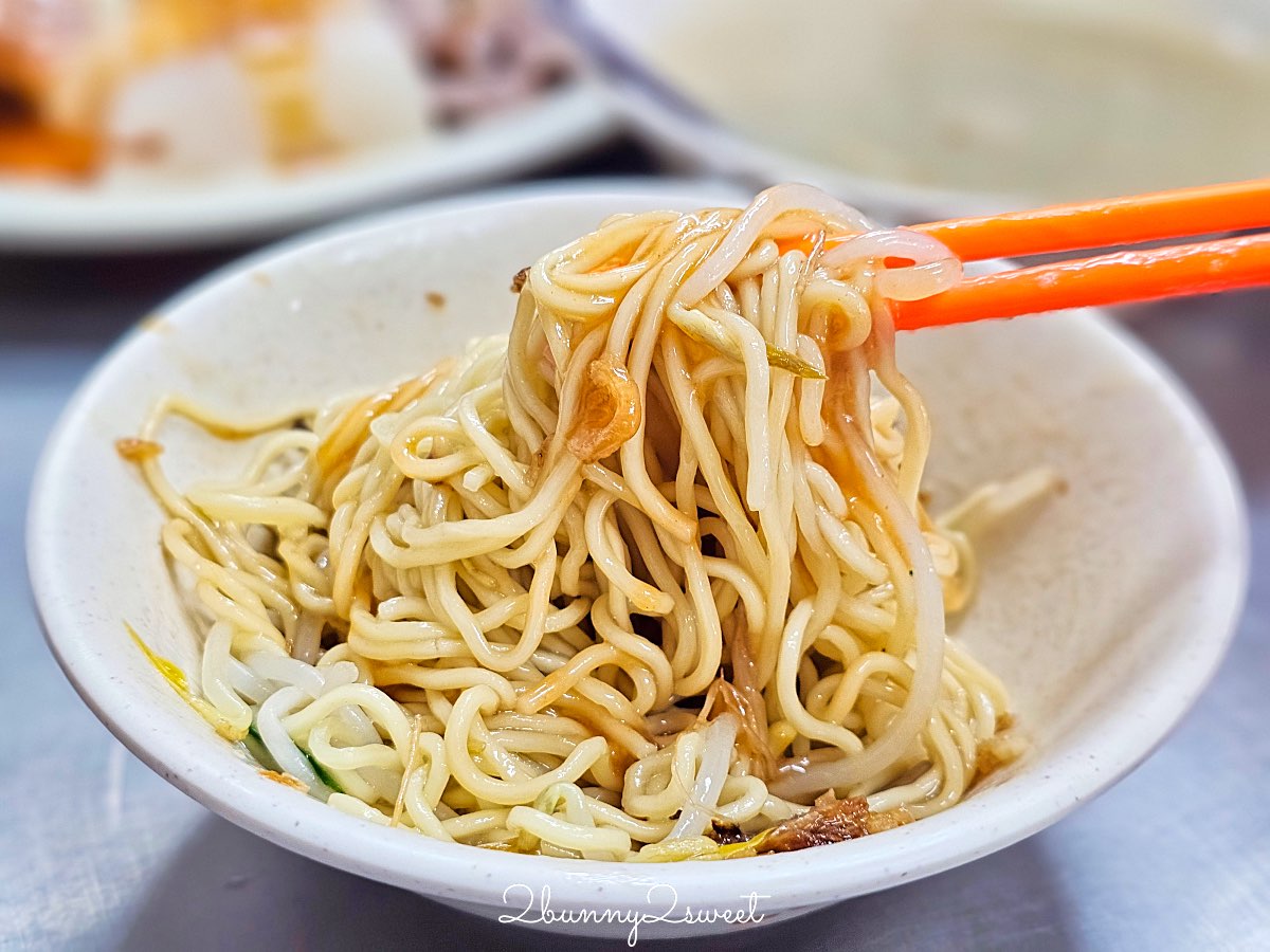 【六號碼頭麵店五層豬腸湯】基隆美食推薦｜10元滷肉飯、黑白切銅板價必吃 @兔兒毛毛姊妹花