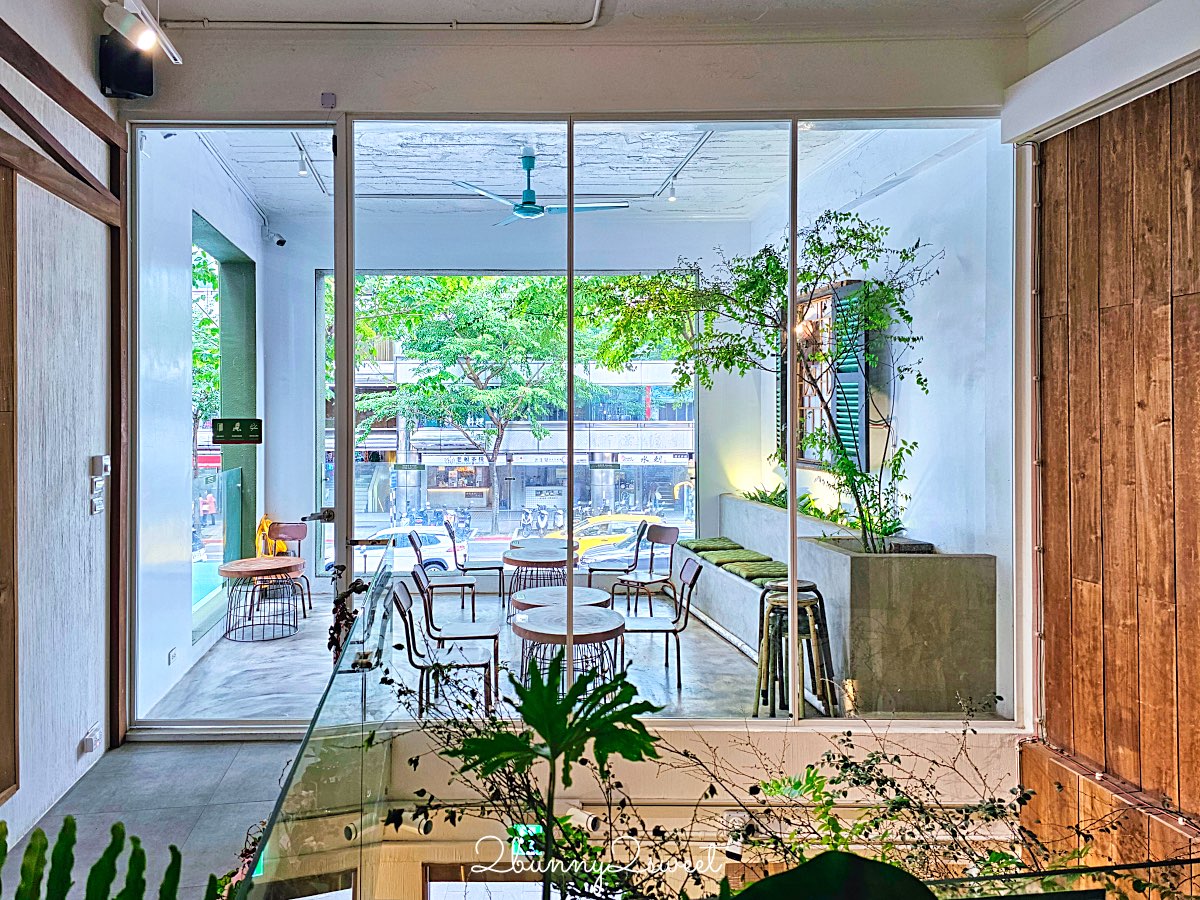 【共咖啡 Cộng C&agrave; Ph&ecirc; 台北光復南店】松山美食越南椰子咖啡推薦，復古軍風咖啡廳評價 @兔兒毛毛姊妹花