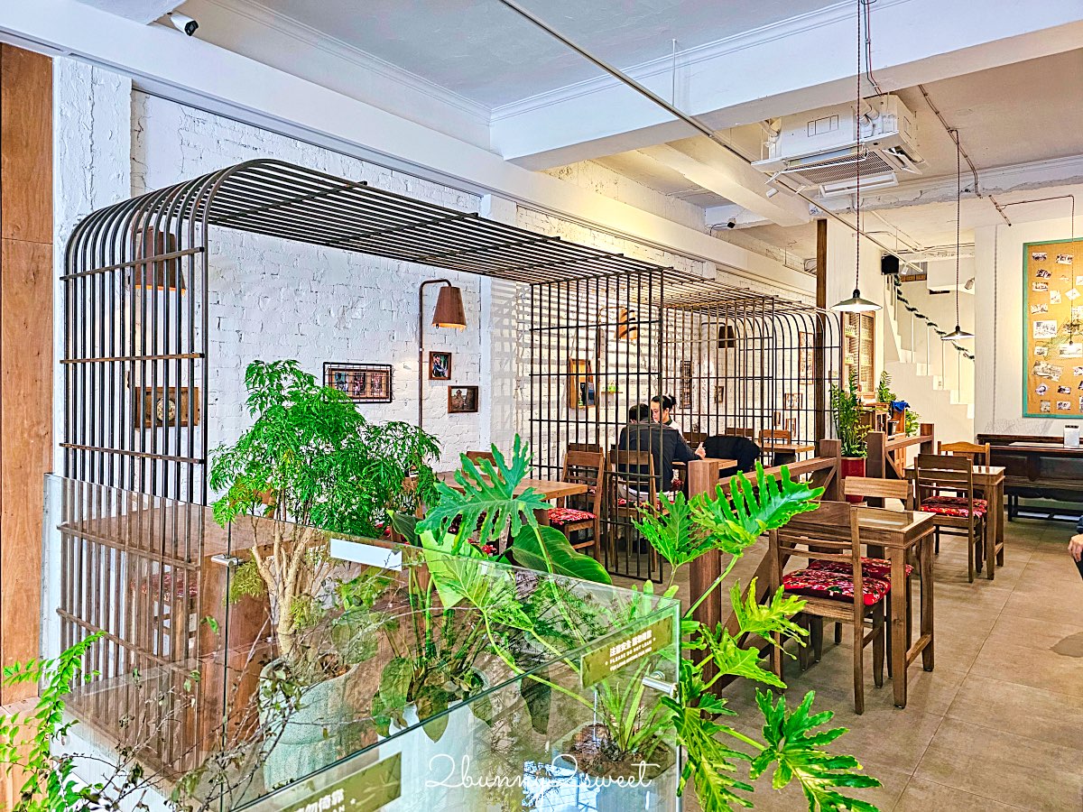 【共咖啡 Cộng C&agrave; Ph&ecirc; 台北光復南店】松山美食越南椰子咖啡推薦，復古軍風咖啡廳評價 @兔兒毛毛姊妹花