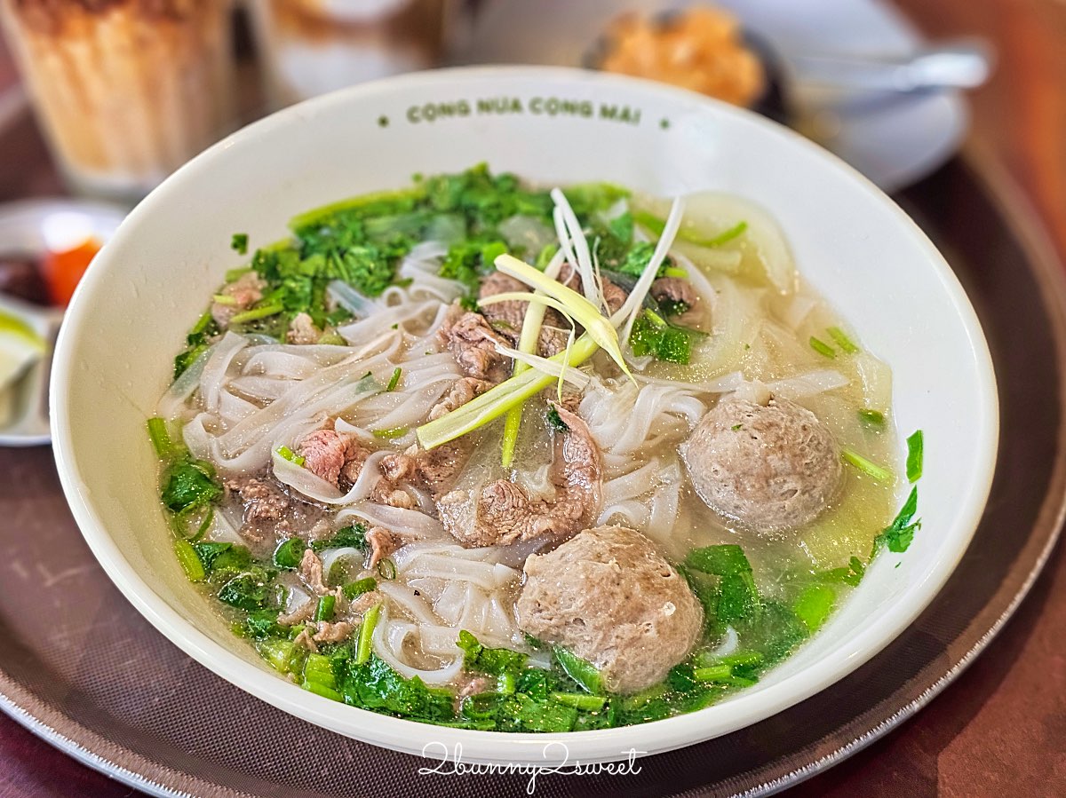 【共咖啡 Cộng C&agrave; Ph&ecirc; 台北光復南店】松山美食越南椰子咖啡推薦，復古軍風咖啡廳評價 @兔兒毛毛姊妹花