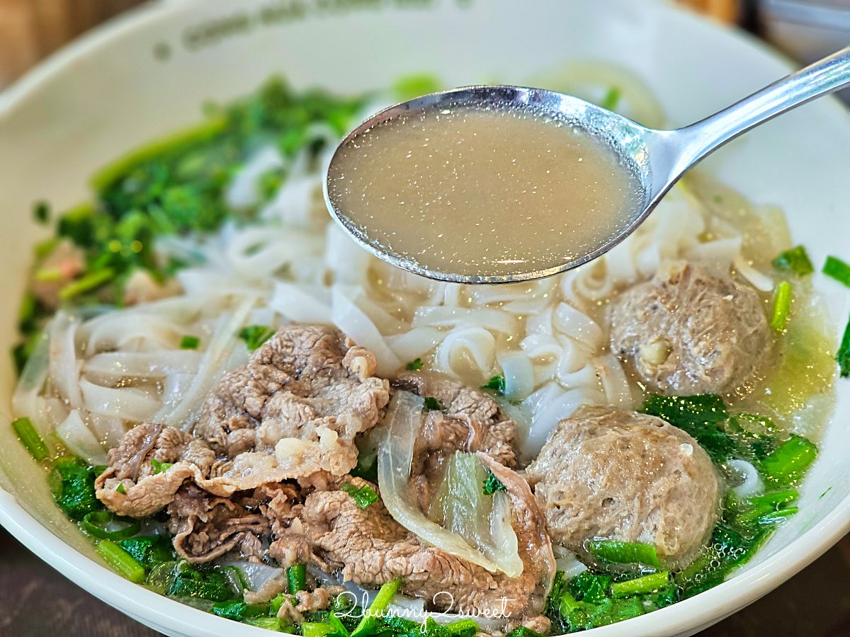 【共咖啡 Cộng C&agrave; Ph&ecirc; 台北光復南店】松山美食越南椰子咖啡推薦，復古軍風咖啡廳評價 @兔兒毛毛姊妹花