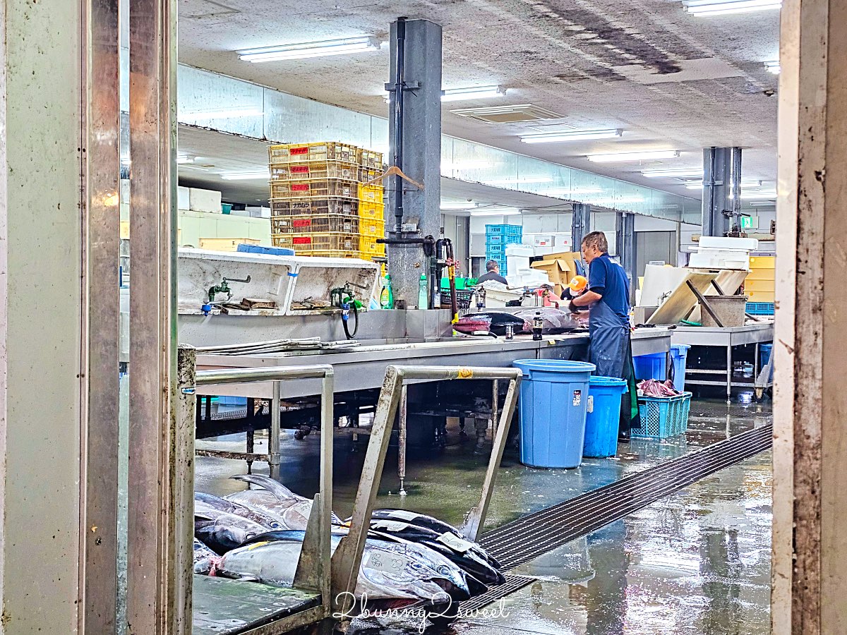 【沖繩泊港漁市場】那霸海鮮必吃攻略｜必吃鮪魚生魚片、夜光貝、炭烤虎蝦，推薦中真水產 @兔兒毛毛姊妹花