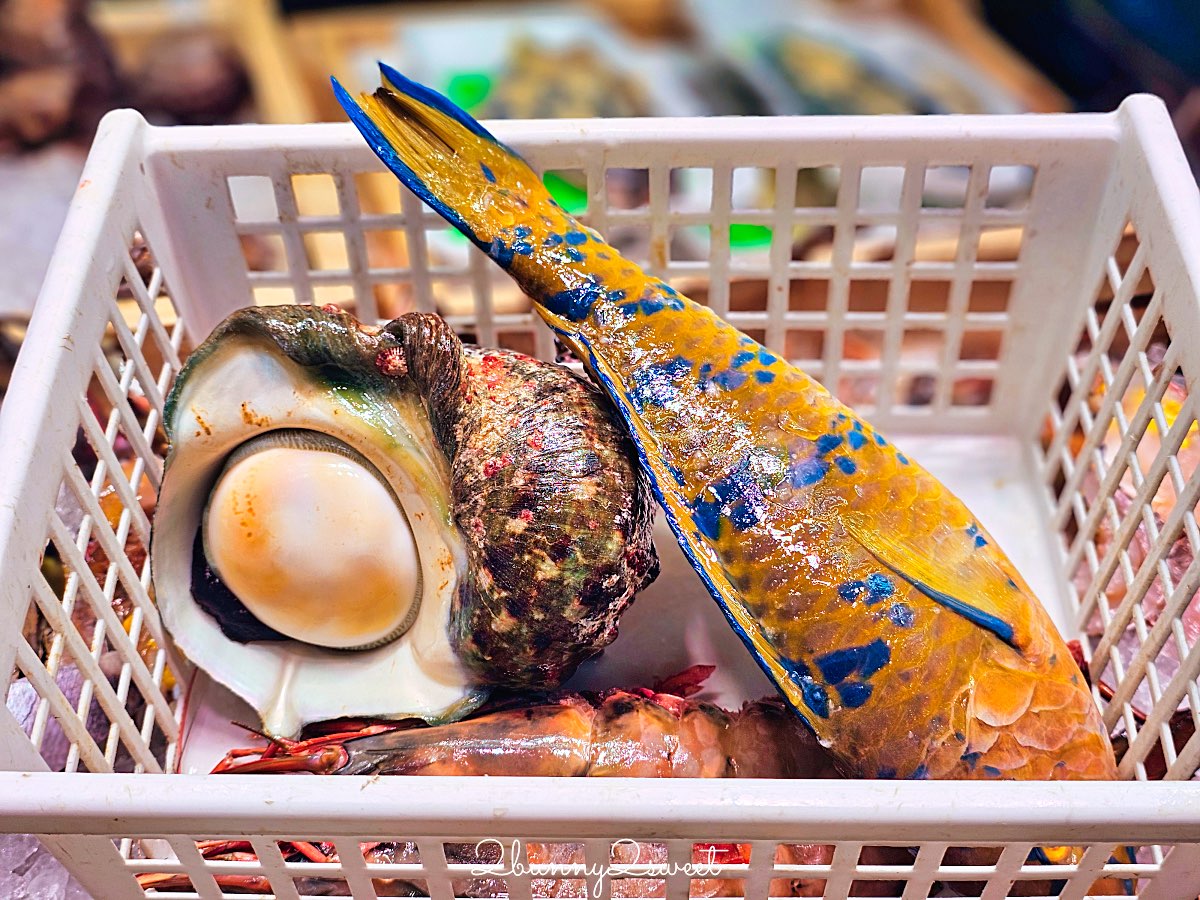 【沖繩泊港漁市場】那霸海鮮必吃攻略｜必吃鮪魚生魚片、夜光貝、炭烤虎蝦，推薦中真水產 @兔兒毛毛姊妹花