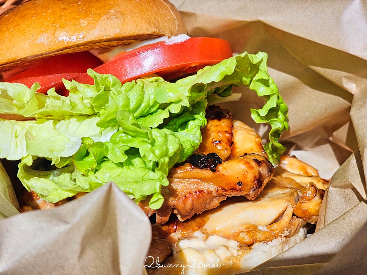 【鳥貴族漢堡 TORIKI BURGER】京都伏見稻荷美食：燒鳥變身雞肉漢堡！千本鳥居旁必吃平價美食 @兔兒毛毛姊妹花