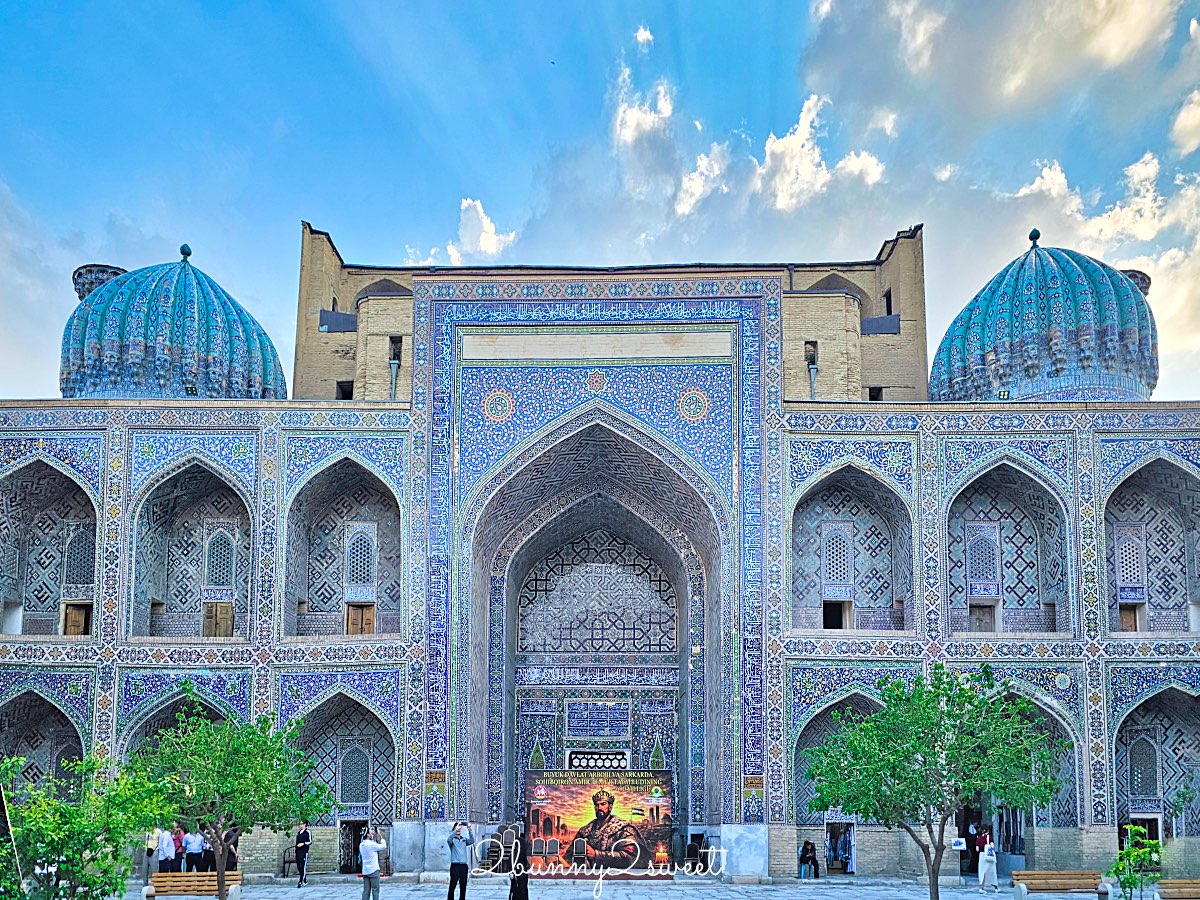 【雷吉斯坦廣場 Registan Square】撒馬爾罕必訪地標,三大學院、門票交通、夜景燈光秀、換裝體驗全攻略 @兔兒毛毛姊妹花 【雷吉斯坦廣場 Registan Square】撒馬爾罕必訪地標,三大學院、門票交通、夜景燈光秀、換裝體驗全攻略 @兔兒毛毛姊妹花