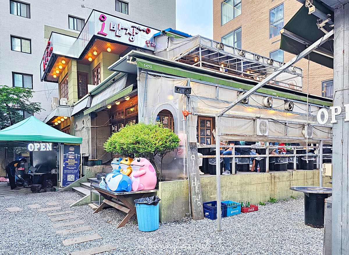 釜山海雲台美食》伍班長烤肉｜50年老字號炭火五花肉名店，附中文菜單與爐邊烤蒸蛋 @兔兒毛毛姊妹花