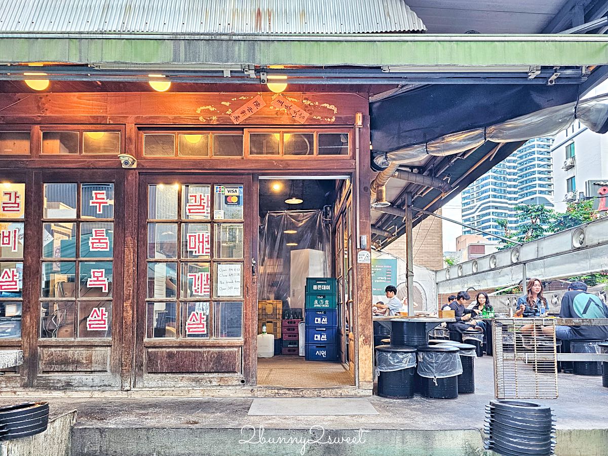釜山海雲台美食》伍班長烤肉｜50年老字號炭火五花肉名店，附中文菜單與爐邊烤蒸蛋 @兔兒毛毛姊妹花