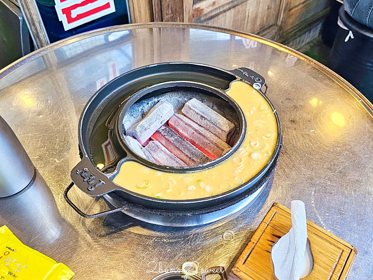 釜山海雲台美食》伍班長烤肉｜50年老字號炭火五花肉名店，附中文菜單與爐邊烤蒸蛋 @兔兒毛毛姊妹花