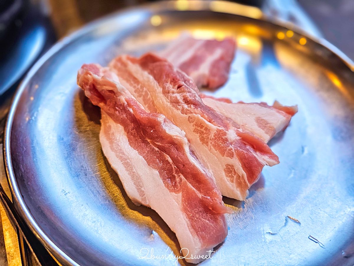 釜山海雲台美食》伍班長烤肉｜50年老字號炭火五花肉名店，附中文菜單與爐邊烤蒸蛋 @兔兒毛毛姊妹花
