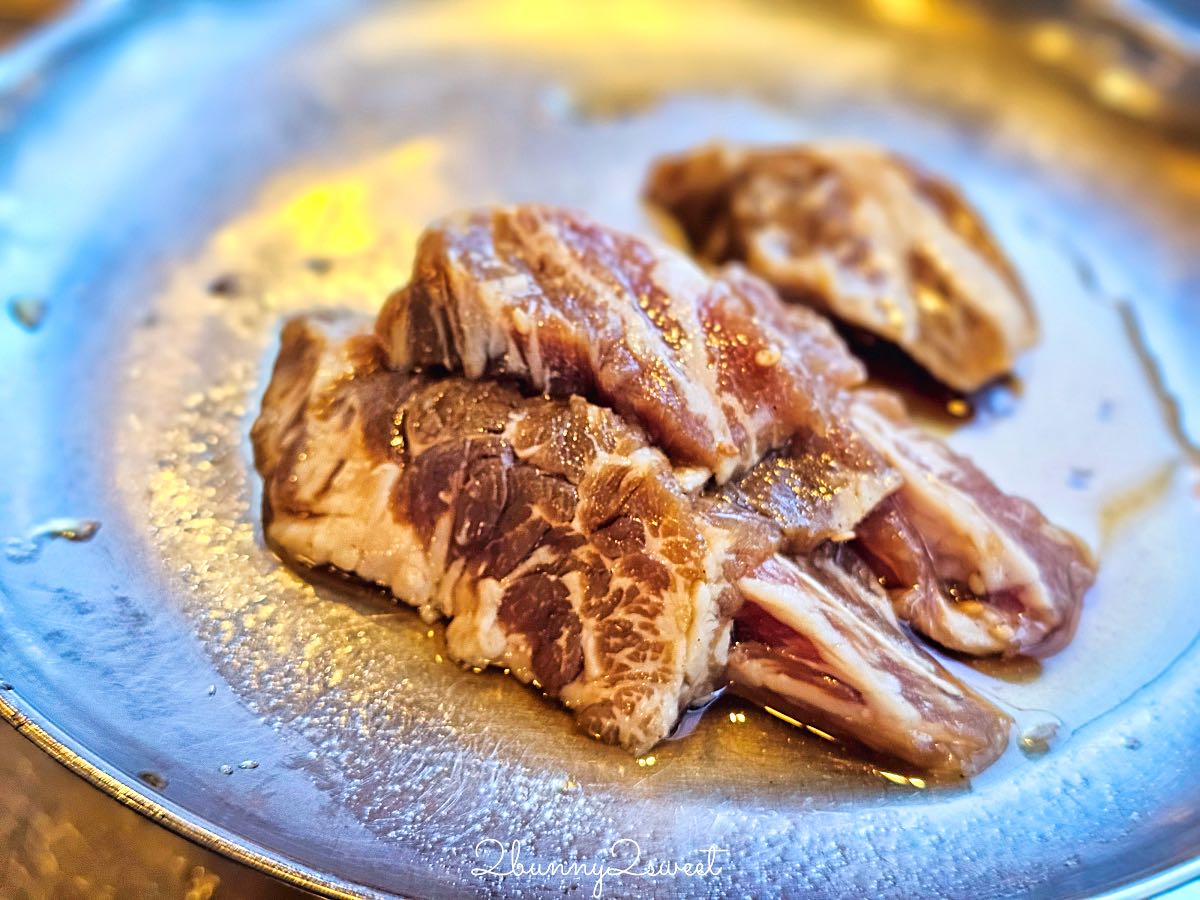 釜山海雲台美食》伍班長烤肉｜50年老字號炭火五花肉名店，附中文菜單與爐邊烤蒸蛋 @兔兒毛毛姊妹花