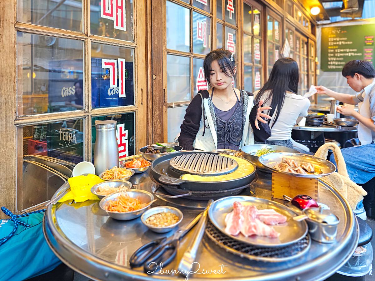 釜山海雲台美食》伍班長烤肉｜50年老字號炭火五花肉名店，附中文菜單與爐邊烤蒸蛋 @兔兒毛毛姊妹花