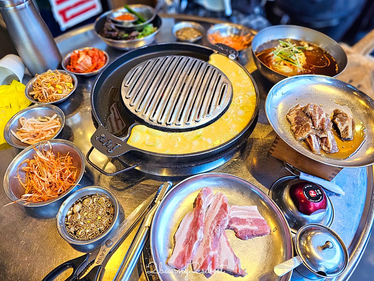 釜山海雲台美食》伍班長烤肉｜50年老字號炭火五花肉名店，附中文菜單與爐邊烤蒸蛋 @兔兒毛毛姊妹花