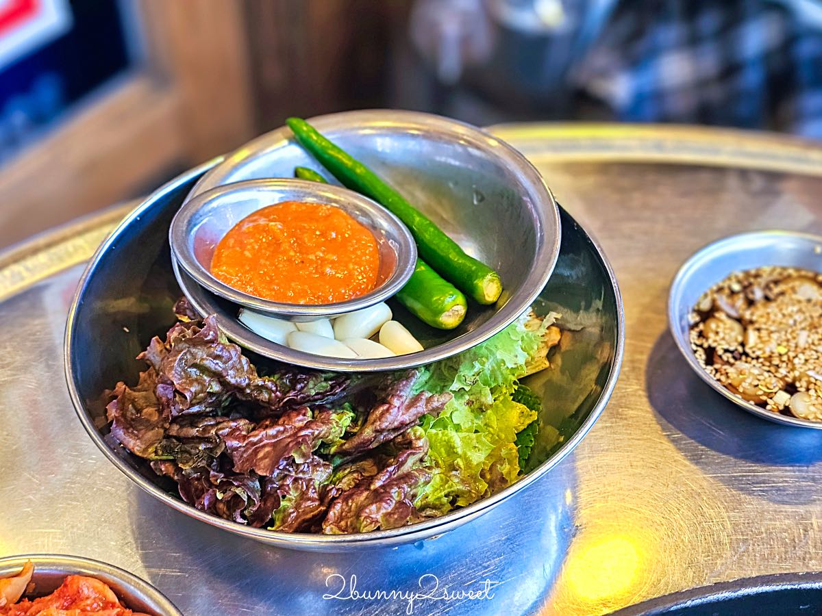 釜山海雲台美食》伍班長烤肉｜50年老字號炭火五花肉名店，附中文菜單與爐邊烤蒸蛋 @兔兒毛毛姊妹花