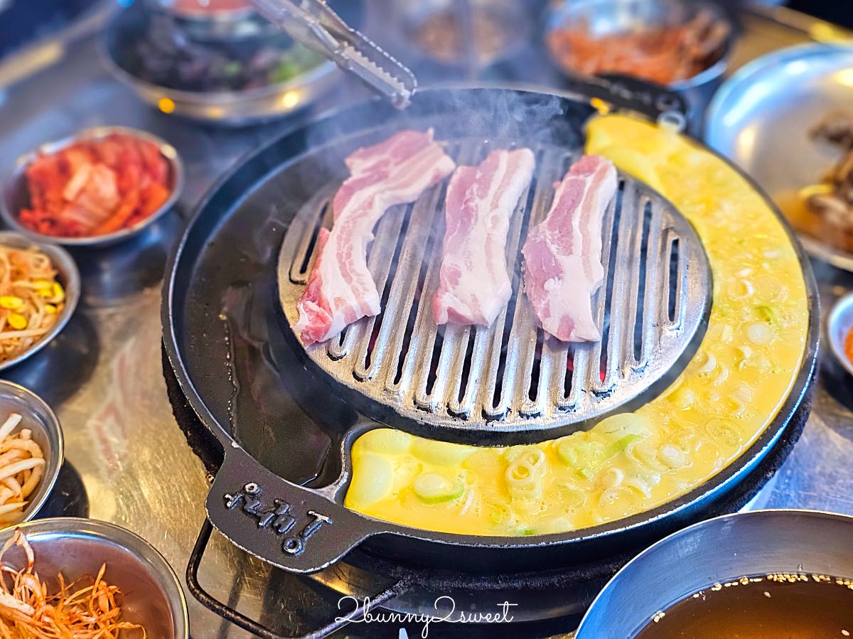 釜山海雲台美食》伍班長烤肉｜50年老字號炭火五花肉名店，附中文菜單與爐邊烤蒸蛋 @兔兒毛毛姊妹花