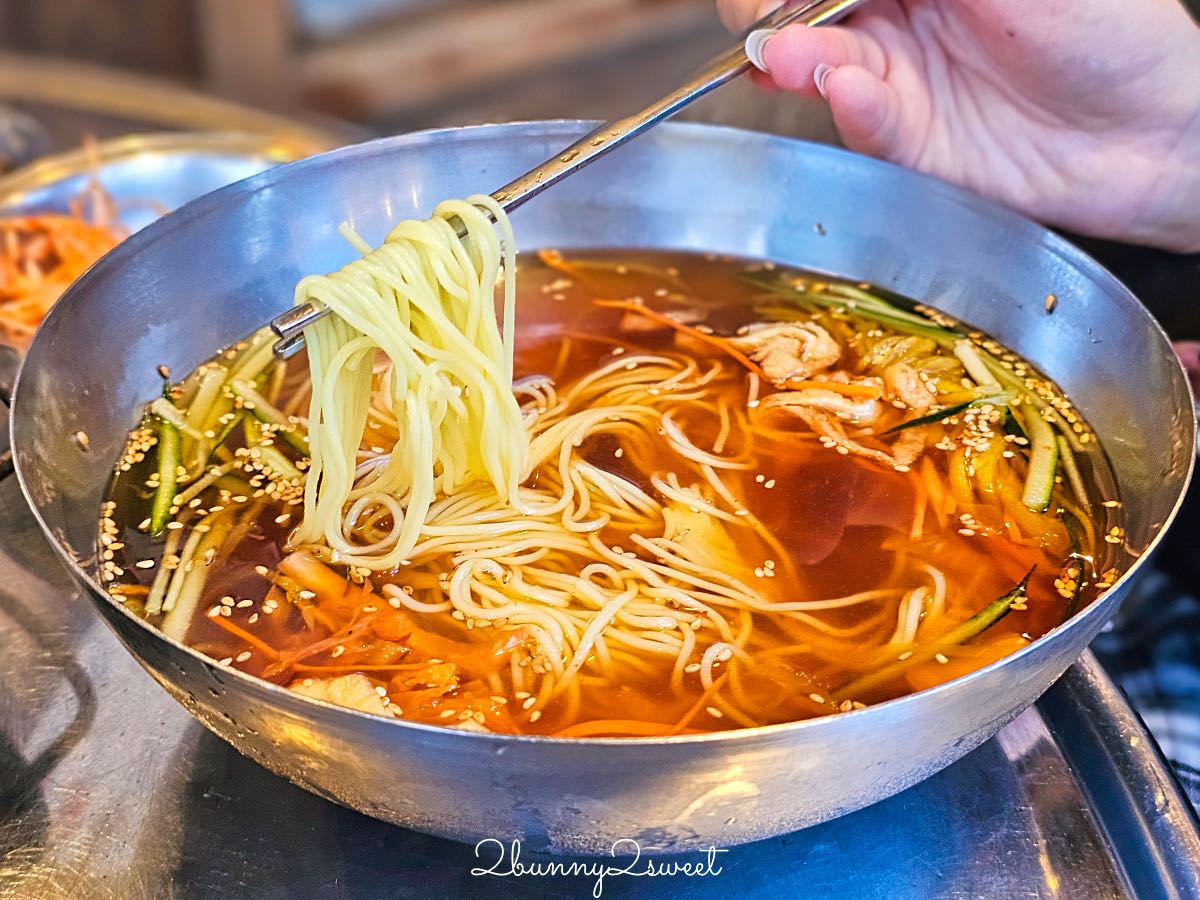 釜山海雲台美食》伍班長烤肉｜50年老字號炭火五花肉名店，附中文菜單與爐邊烤蒸蛋 @兔兒毛毛姊妹花