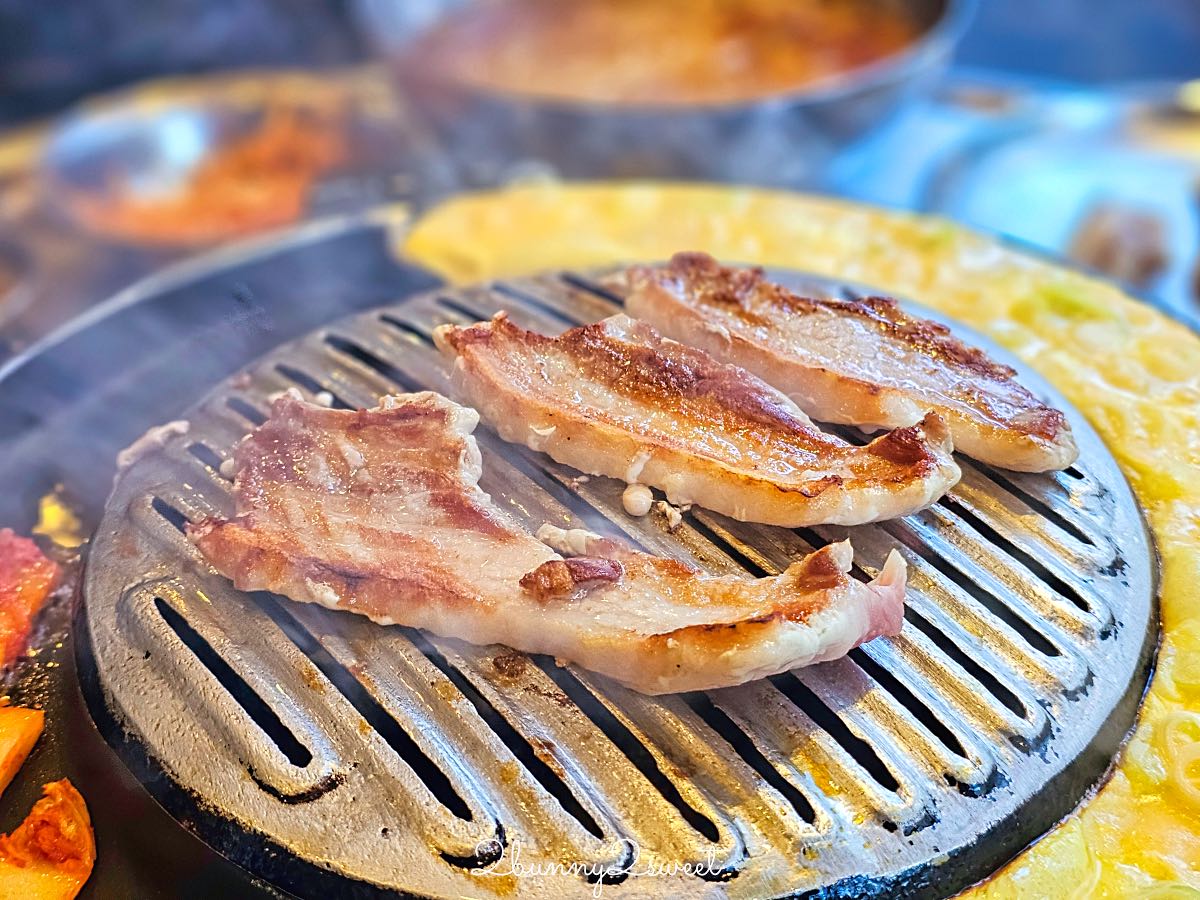 釜山海雲台美食》伍班長烤肉｜50年老字號炭火五花肉名店，附中文菜單與爐邊烤蒸蛋 @兔兒毛毛姊妹花