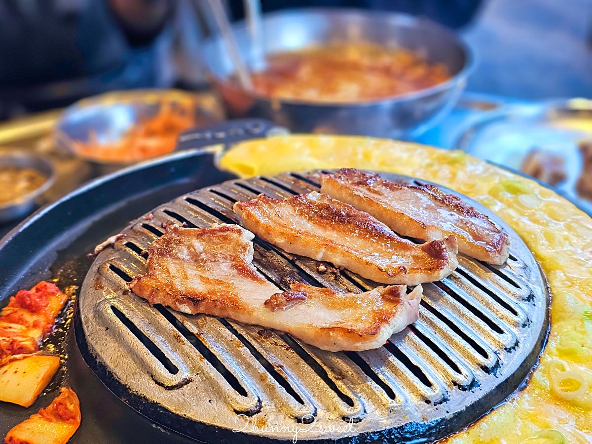 釜山海雲台美食》伍班長烤肉｜50年老字號炭火五花肉名店，附中文菜單與爐邊烤蒸蛋 @兔兒毛毛姊妹花