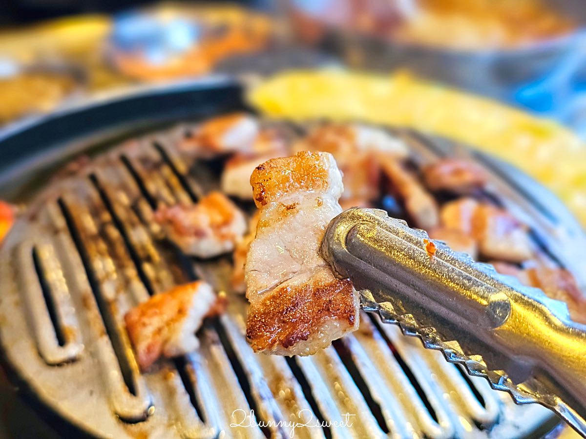釜山海雲台美食》伍班長烤肉｜50年老字號炭火五花肉名店，附中文菜單與爐邊烤蒸蛋 @兔兒毛毛姊妹花