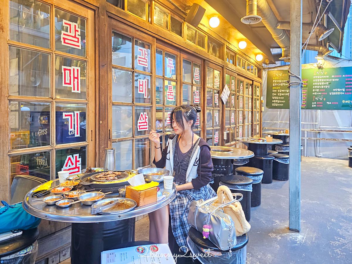 釜山海雲台美食》伍班長烤肉｜50年老字號炭火五花肉名店，附中文菜單與爐邊烤蒸蛋 @兔兒毛毛姊妹花