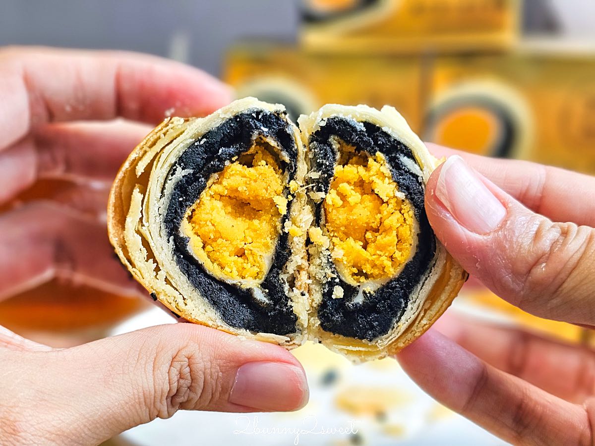 芝初黑芝麻Q潤蛋黃酥開箱|不摻豆沙超濃郁黑芝麻內餡、Q彈麻糬包鹹蛋黃,中秋送禮新選擇 @兔兒毛毛姊妹花 芝初黑芝麻Q潤蛋黃酥開箱|不摻豆沙超濃郁黑芝麻內餡、Q彈麻糬包鹹蛋黃,中秋送禮新選擇 @兔兒毛毛姊妹花