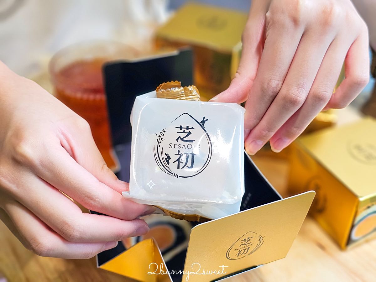 芝初黑芝麻Q潤蛋黃酥開箱|不摻豆沙超濃郁黑芝麻內餡、Q彈麻糬包鹹蛋黃,中秋送禮新選擇 @兔兒毛毛姊妹花 芝初黑芝麻Q潤蛋黃酥開箱|不摻豆沙超濃郁黑芝麻內餡、Q彈麻糬包鹹蛋黃,中秋送禮新選擇 @兔兒毛毛姊妹花