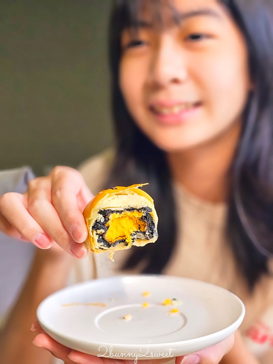 芝初黑芝麻Q潤蛋黃酥開箱|不摻豆沙超濃郁黑芝麻內餡、Q彈麻糬包鹹蛋黃,中秋送禮新選擇 @兔兒毛毛姊妹花 芝初黑芝麻Q潤蛋黃酥開箱|不摻豆沙超濃郁黑芝麻內餡、Q彈麻糬包鹹蛋黃,中秋送禮新選擇 @兔兒毛毛姊妹花