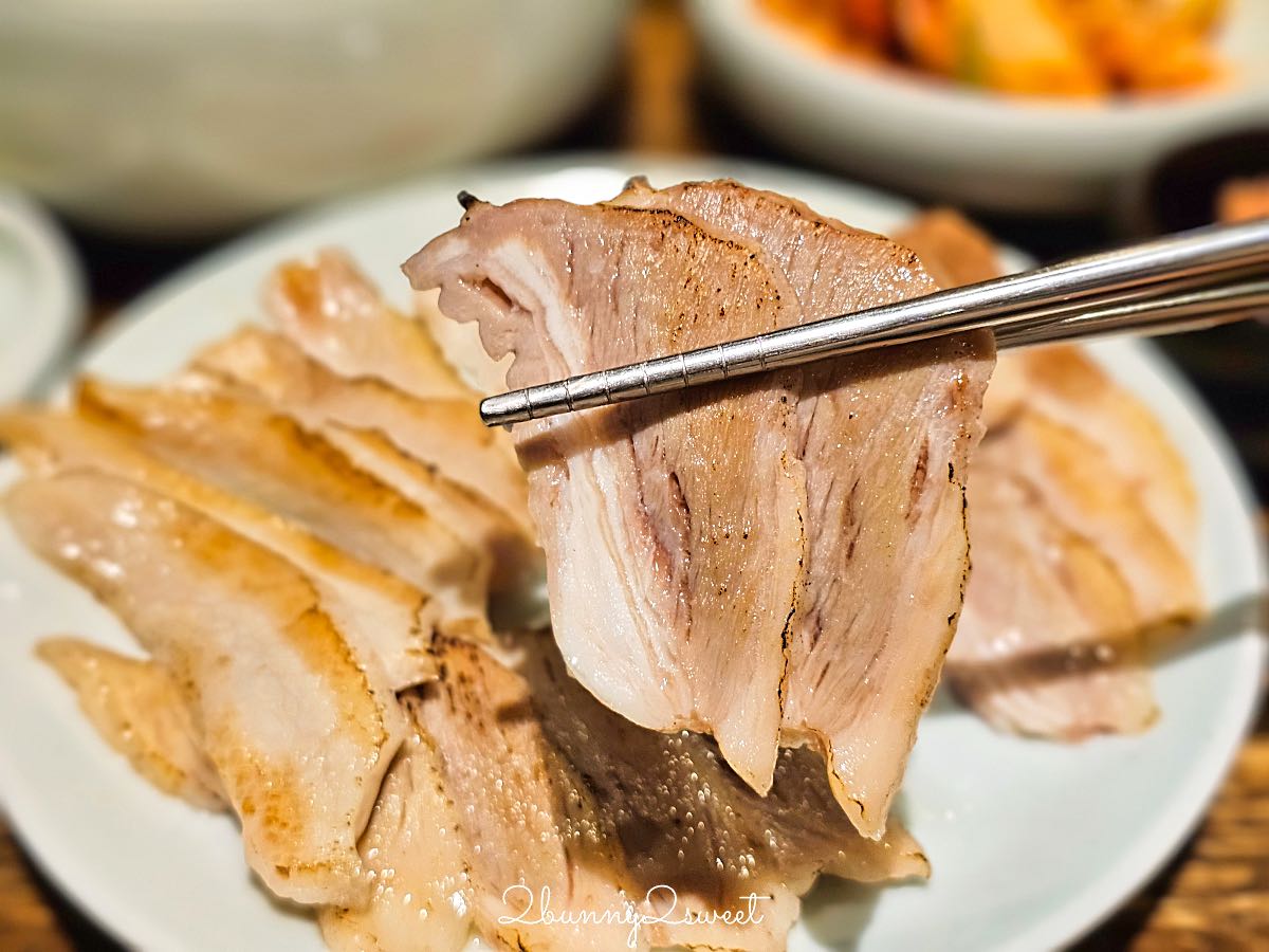 【嚴湧帛豬肉湯飯海雲台店】釜山必吃豬肉湯飯！海雲台早餐推薦，釜山式、密陽式雙湯頭 @兔兒毛毛姊妹花