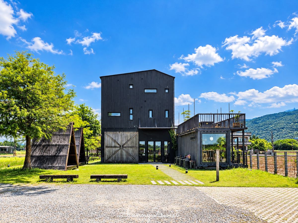 【黑宅 Black House】宜蘭頭城景觀咖啡廳推薦！黑色穀倉建築、稻田鞦韆、早午餐下午茶 @兔兒毛毛姊妹花