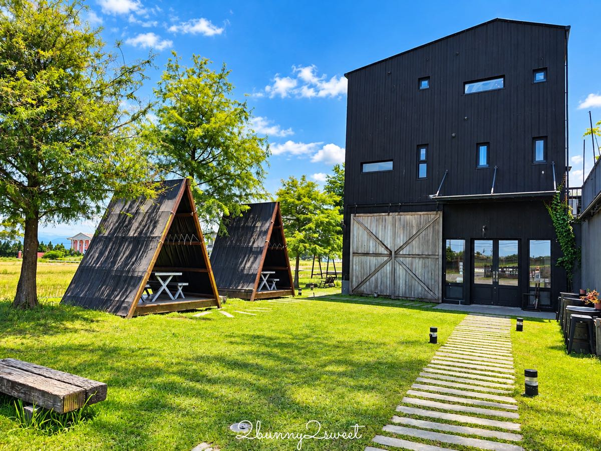 【黑宅 Black House】宜蘭頭城景觀咖啡廳推薦！黑色穀倉建築、稻田鞦韆、早午餐下午茶 @兔兒毛毛姊妹花