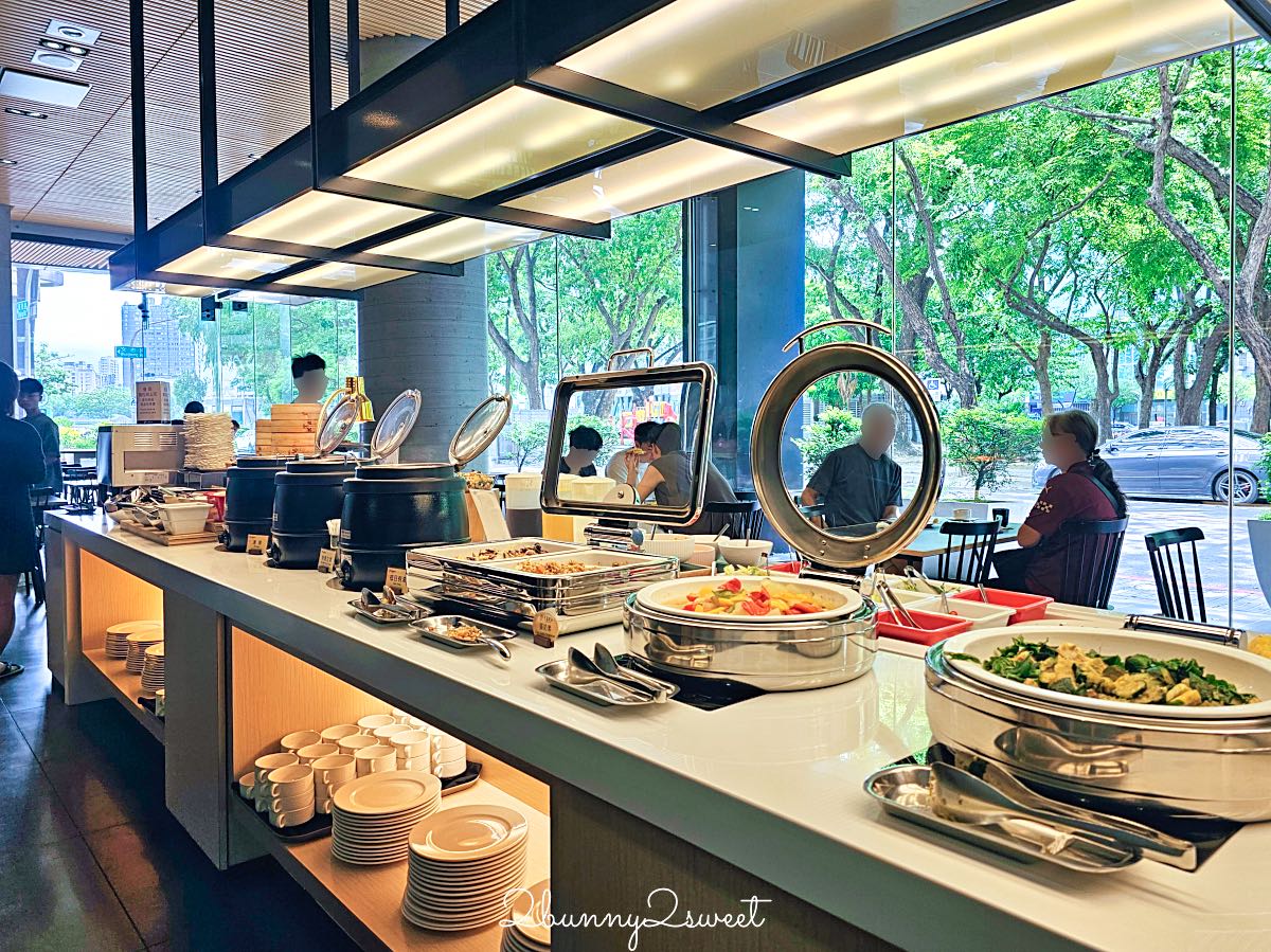 【HOTEL R14 巨蛋旅店】高雄巨蛋住宿推薦！捷運站步行1分鐘、兩大床家庭房、蔬食自助早餐開箱 @兔兒毛毛姊妹花