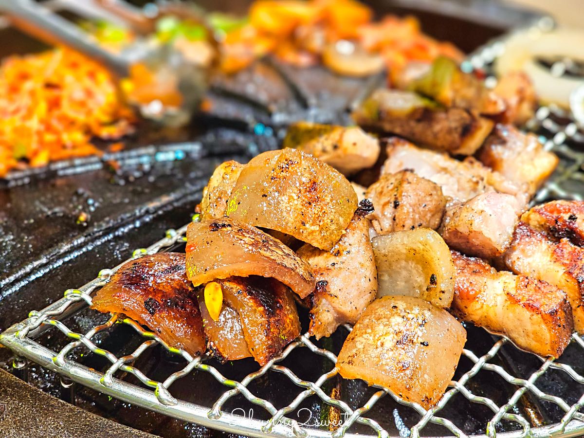 【SSAM 韓式燒肉專門店 遠東大巨蛋店】台北大巨蛋美食推薦，專人代烤韓式豬肉拼盤必吃枕頭肉 @兔兒毛毛姊妹花