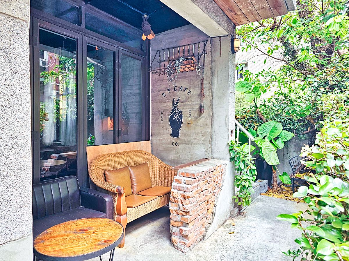 【2J Cafe】台北大安森林公園咖啡廳｜大安站藤蔓老宅餐廳、正餐鹹食與復古工業風空間 @兔兒毛毛姊妹花