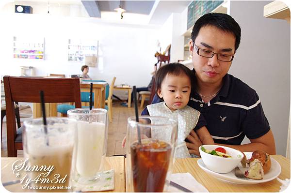 [小兔。1Y4M+] 周末的悠閒布朗趣@六丁目 Cafe @兔兒毛毛姊妹花