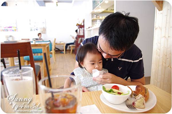 [小兔。1Y4M+] 周末的悠閒布朗趣@六丁目 Cafe @兔兒毛毛姊妹花