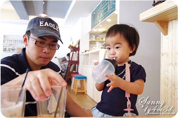 [小兔。1Y4M+] 周末的悠閒布朗趣@六丁目 Cafe @兔兒毛毛姊妹花