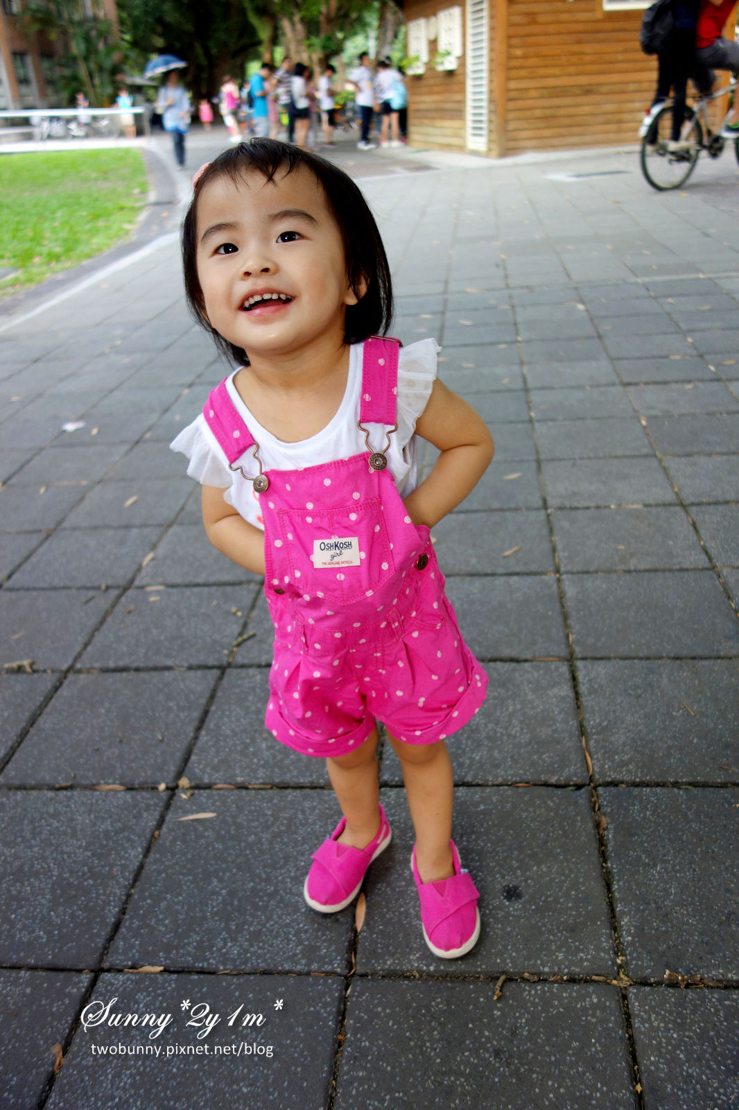 [童裝。穿搭] 美國百年童裝品牌 OshKosh B’gosh～經典吊帶褲、吊帶裙、logo 外套和上衣，打造兒童舒適又有型的美式休閒時尚穿搭 @兔兒毛毛姊妹花