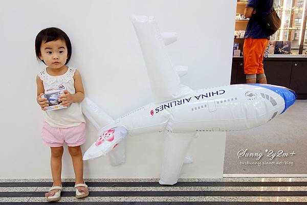 [兔兒遊台北。2Y2M+] 逛機場也好玩~松山機場景觀台看飛機!! @兔兒毛毛姊妹花