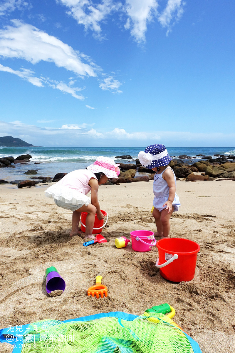 [親子遊。新北] 抓住夏天的尾巴～獨享沙灘與海水＠貢寮金沙灣『黃金咖啡』 @兔兒毛毛姊妹花