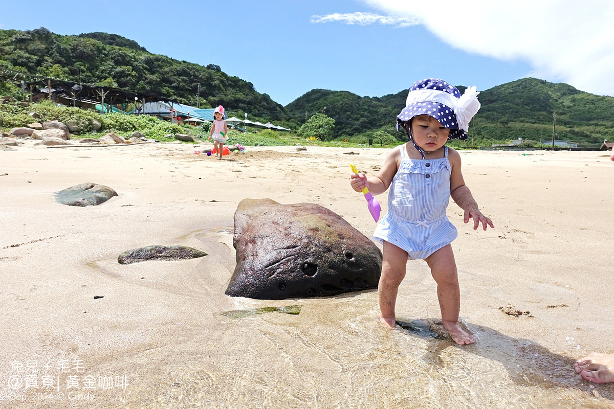 [親子遊。新北] 抓住夏天的尾巴～獨享沙灘與海水＠貢寮金沙灣『黃金咖啡』 @兔兒毛毛姊妹花