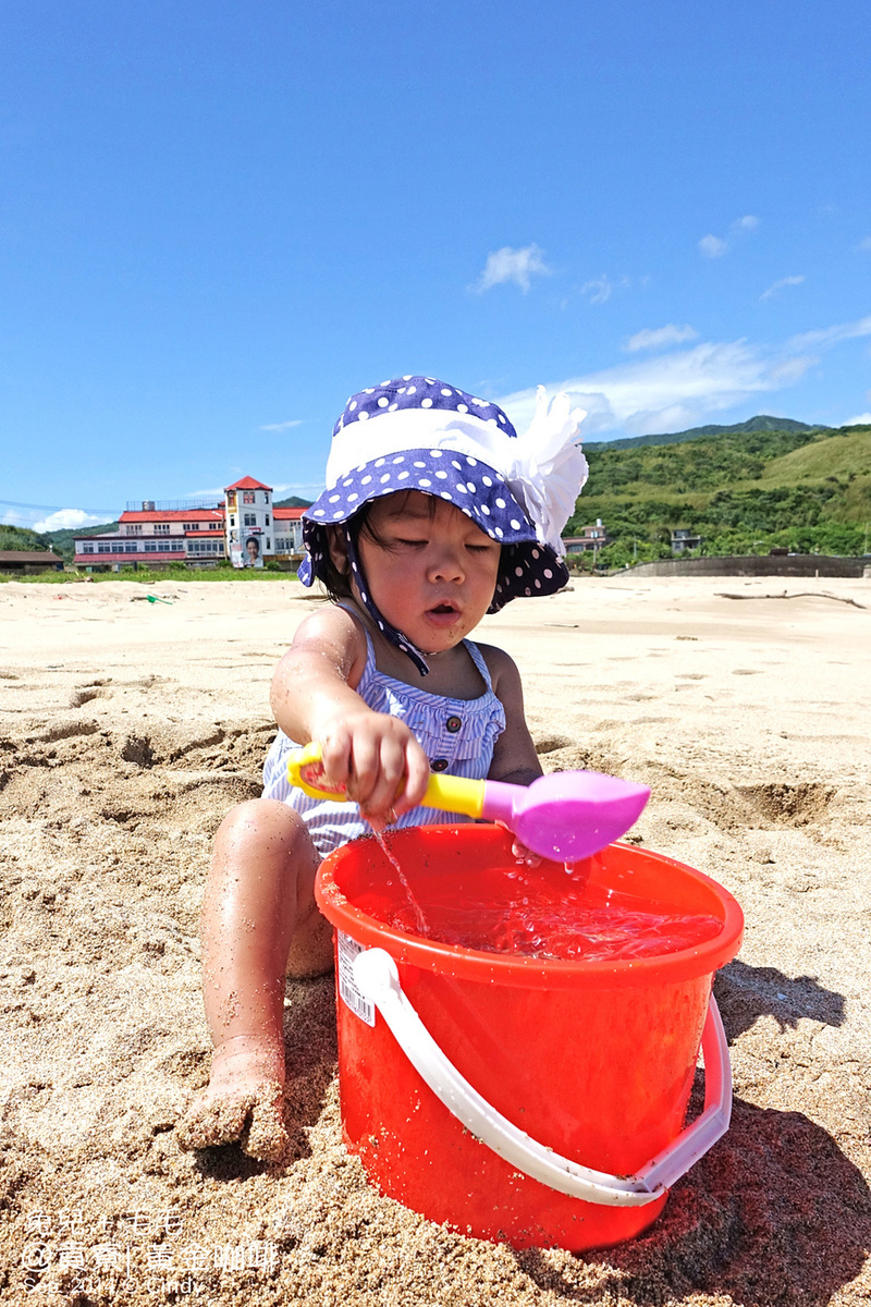 [親子遊。新北] 抓住夏天的尾巴～獨享沙灘與海水＠貢寮金沙灣『黃金咖啡』 @兔兒毛毛姊妹花