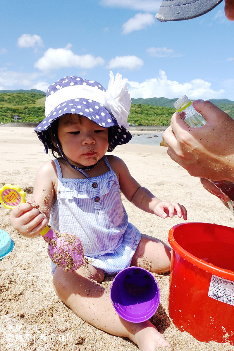 [親子遊。新北] 抓住夏天的尾巴～獨享沙灘與海水＠貢寮金沙灣『黃金咖啡』 @兔兒毛毛姊妹花
