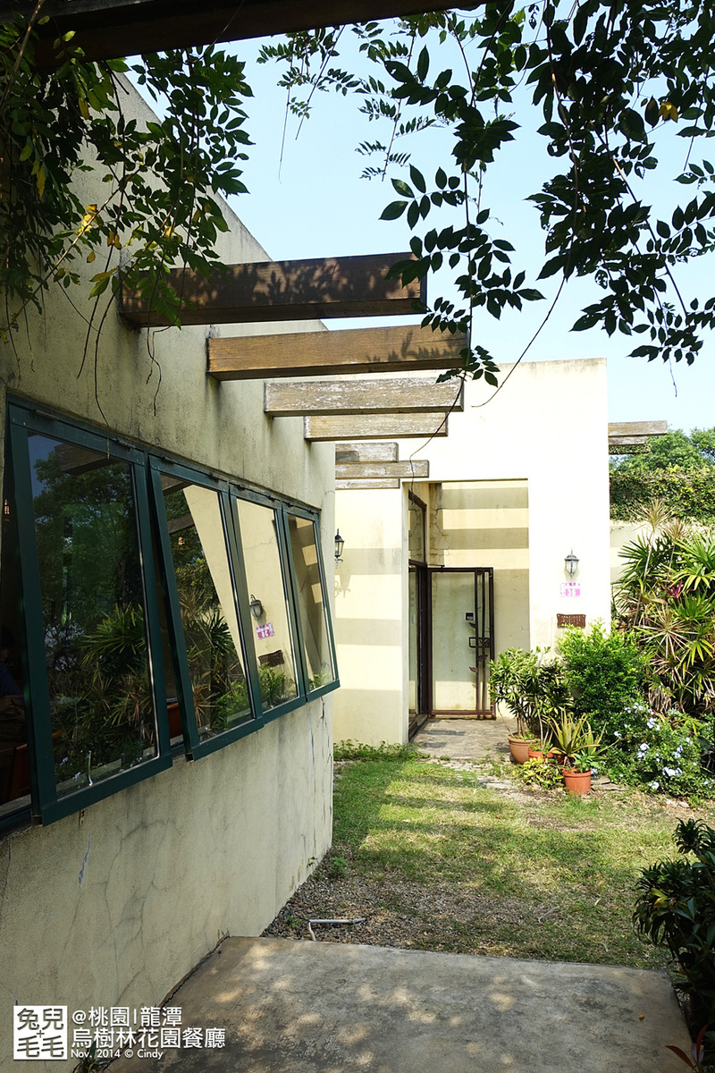 [桃園。庭園餐廳] 『烏樹林花園餐廳』大草坪吹泡泡＋大溪花海農場餵食羊咩咩 @兔兒毛毛姊妹花