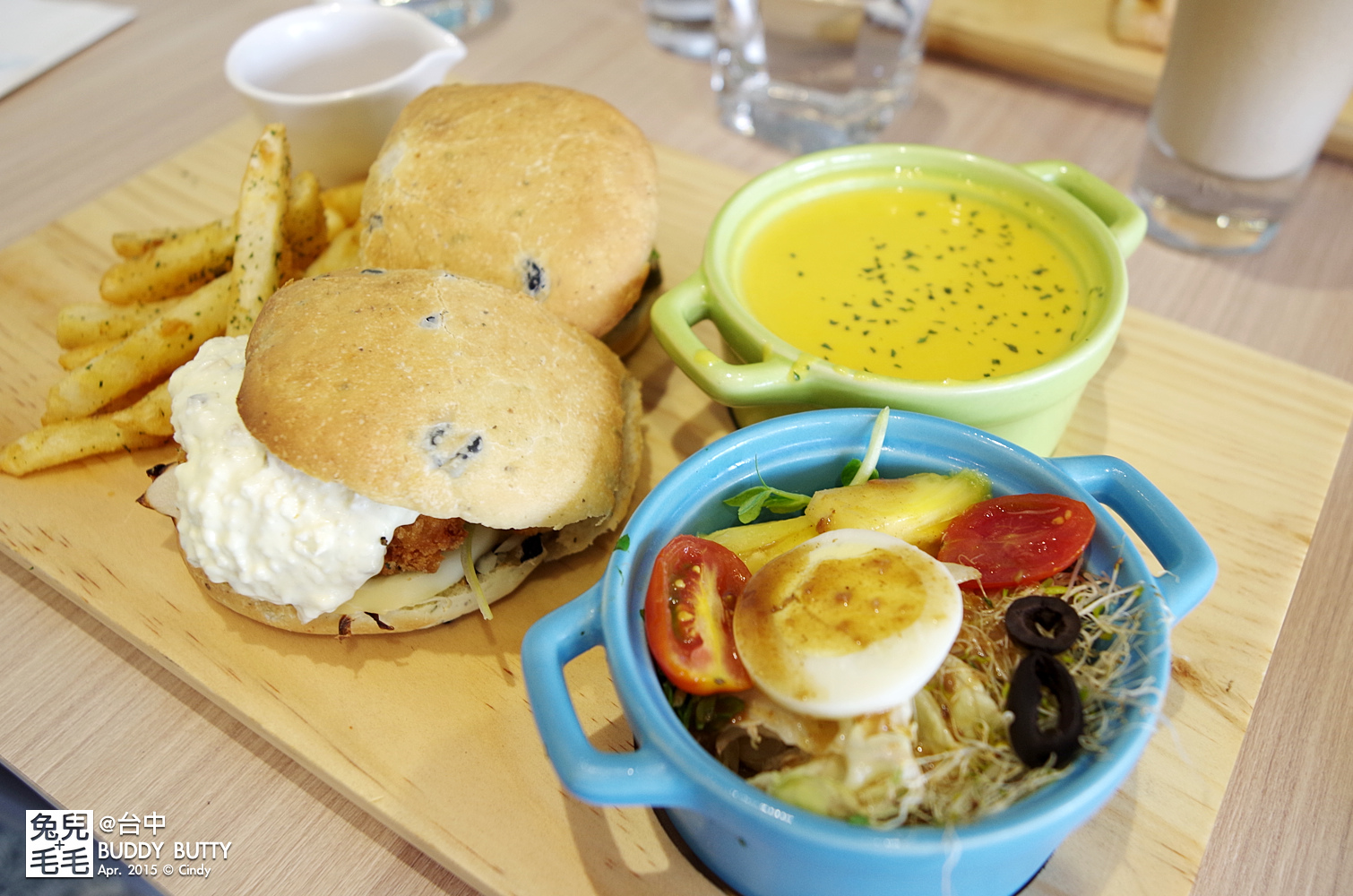 [食＠台中] 窩在床下吃三明治!!?? ＠Buddy Butty 英倫風輕食/Brunch餐廳 (逢甲商圈) @兔兒毛毛姊妹花